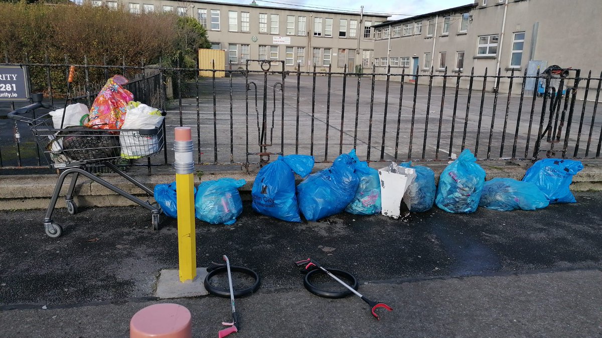 crumlinup's tweet photo. Thanks to all who went out on a cold blustery day, especially our new recruits 😃Litter picking on Sat mornings is a great way to meet your neighbours &amp; others in the area.
We cover all of Crumlin, from the village to the canal &amp; Kimmage Rd Lower to the Crumlin Rd. DM for details https://t.co/ydYvt0zV5D