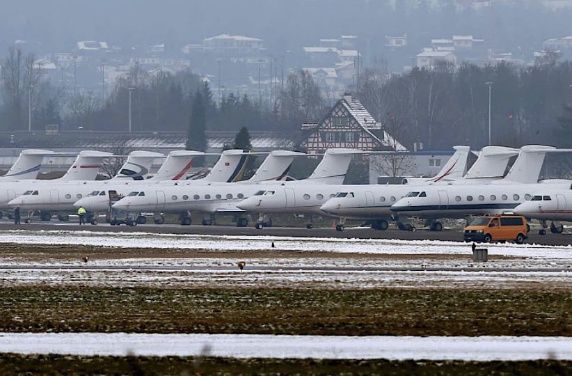 De privéjets staan ondertussen klaar om de 52 staatshoofden en 600 CEO’s richting Davos te brengen om aldaar oa het burgerlijk CO2-budget te finetunen en de vlees- gas- en vliegschaamte op te krikken. #WEF2023