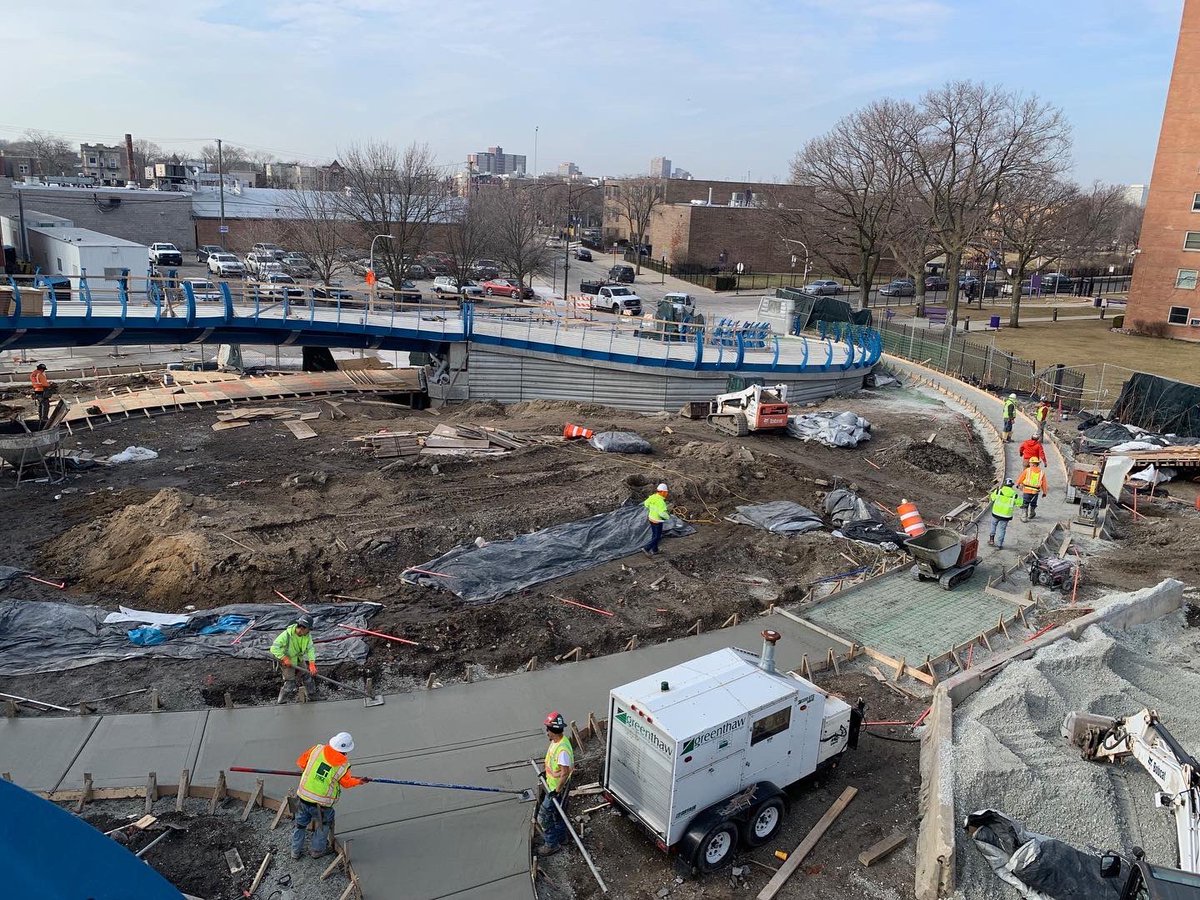 ChicagoDOT's tweet photo. 43rd Street pedestrian bridge over DuSable Lake Shore Drive continues to take shape! This week crews completed the final concrete pour for the sidewalks #ChicagoWorks https://t.co/Cm5IPs1VFX