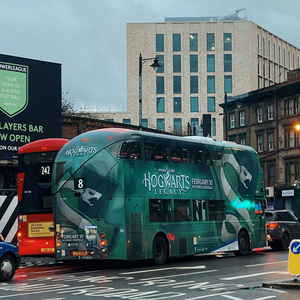EiProfeta's tweet photo. Así lucen algunos autobuses en Londres a pocos días del lanzamiento de "Hogwarts Legacy". Hay 4 distintos, uno de cada casa de Hogwarts. https://t.co/ineAXuNZmp