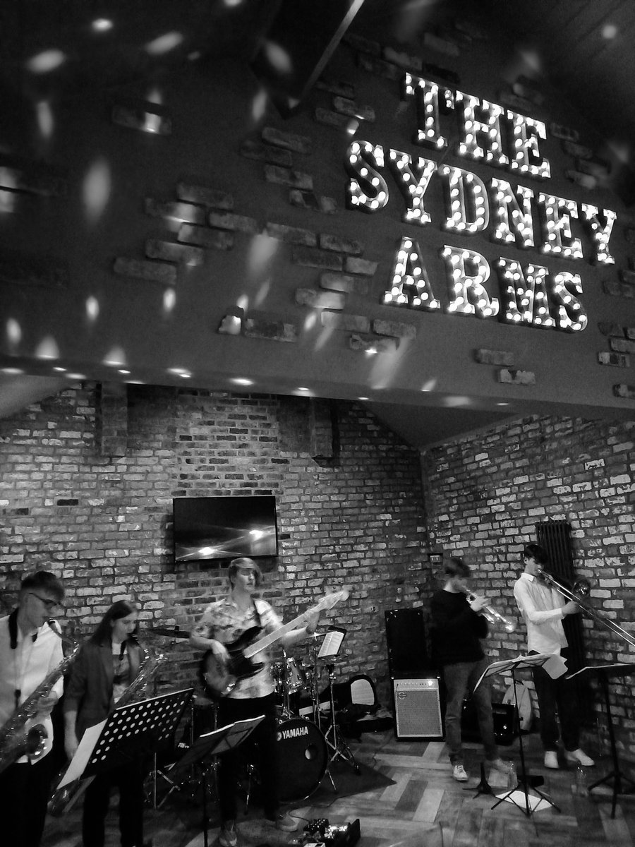IanBloor3's tweet photo. Excellent gig tonight for @FranticFridays! Great venue and very appreciative audience! 👍🎼👏👏👏 https://t.co/M3IiNI5Bti