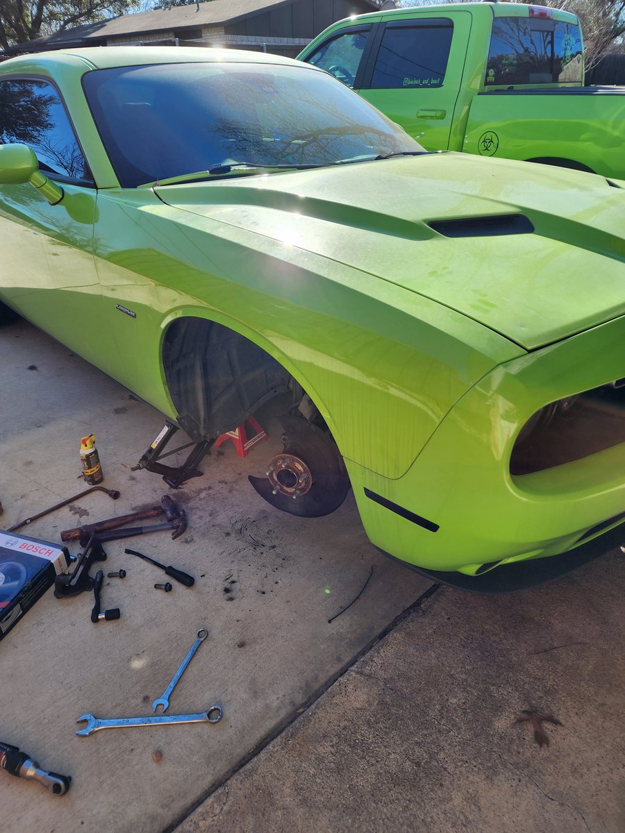 Captainbatman77's tweet photo. It's a knuckle buster kinda day!!
#dodgechallenger #sublimegreen #ramsport https://t.co/HDzLRHIRSA