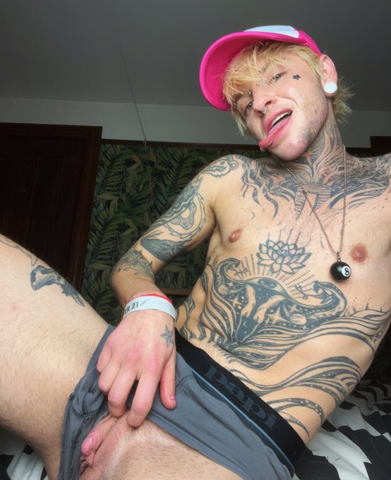 1 pic. Hi, suck my dick ? https://t.co/NohAlPFmKx