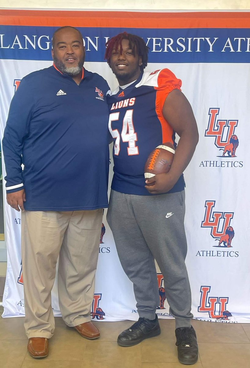 RyanJWhite05's tweet photo. After a great conversation with @Coach_Griffin32 @_CoachEmbry I am excited to receive an offer to play football @LangstonLionsFB @BSublet @FootballDesoto @Coach_Coats @Coachmiller2021 https://t.co/7oEJl86Cyi