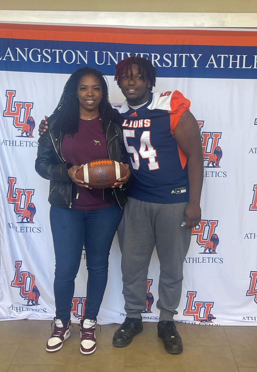 RyanJWhite05's tweet photo. After a great conversation with @Coach_Griffin32 @_CoachEmbry I am excited to receive an offer to play football @LangstonLionsFB @BSublet @FootballDesoto @Coach_Coats @Coachmiller2021 https://t.co/7oEJl86Cyi