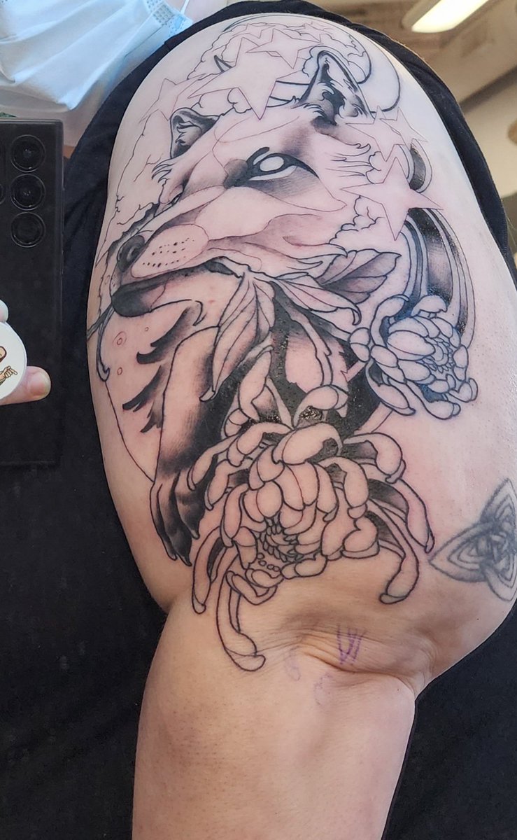 ExquisiteWhimsy's tweet photo. Update! All of the lines and blackwork is done. On to color! https://t.co/EmSnH441HK
