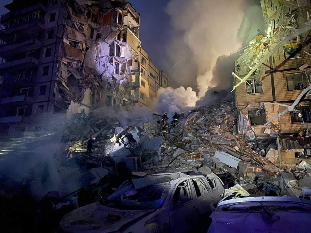 gloryttoukraine's tweet photo. 14.01.2023, Dnipro, a residential building after Russian missile attack.
#RussiaIsATerroristState #RussianWarCrimes https://t.co/ycFidOXp9U