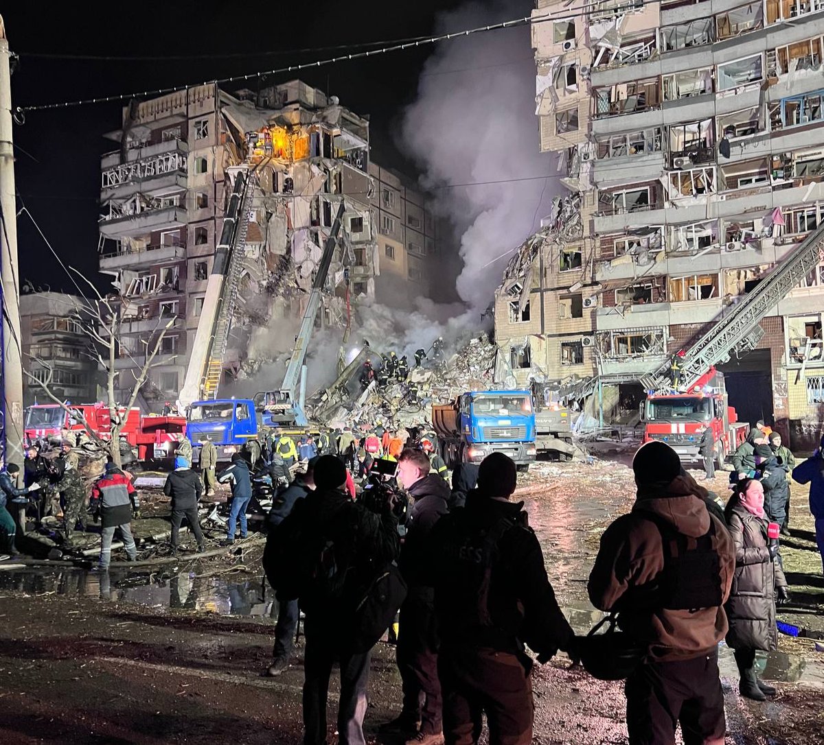 gloryttoukraine's tweet photo. 14.01.2023, Dnipro, a residential building after Russian missile attack.
#RussiaIsATerroristState #RussianWarCrimes https://t.co/ycFidOXp9U