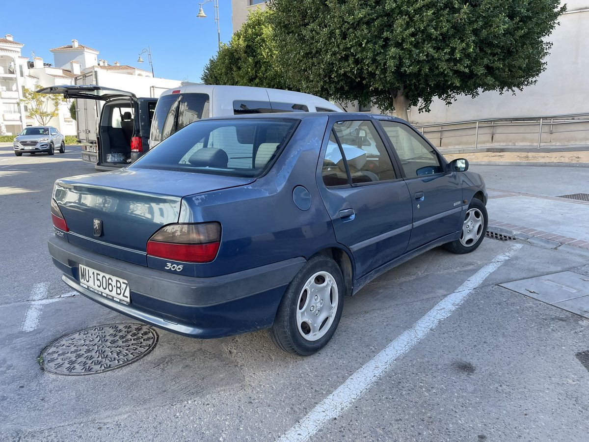 flaneurUK's tweet photo. A couple of pre millennium #streetspots today on Spain: a Fiat Brava and Peugeot 306 sedan https://t.co/jUkdD3Xgbk
