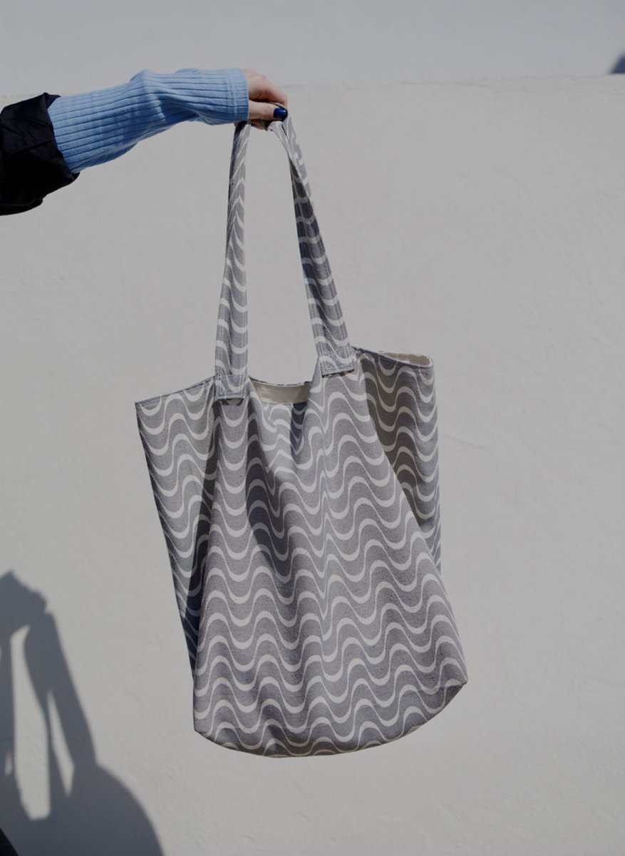 XimParamo's tweet photo. Y por último una parte padre fue encontrar un hoobie en la costura y empezar a hacer tote bags. Les presento a una!! 💙🙂 very very special https://t.co/nnSzhXHDBp