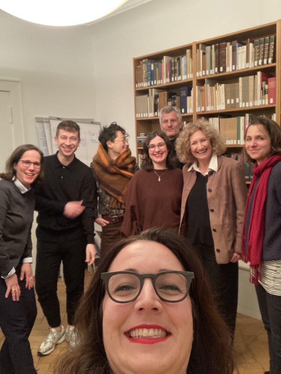 Selfies können wir noch nicht so gut, aber als neue @ICOMDeutschland Truppe klappte die erste Vorstandssitzung schon einmal super! Danke an el presidente <a href="/FSternfeld/">Felicia Sternfeld</a> @EmmertClaudia <a href="/donttaketheesc1/">dominik_busch</a> @joabaur <a href="/thundalina/">Alina Gromova</a> und Suy Lan!