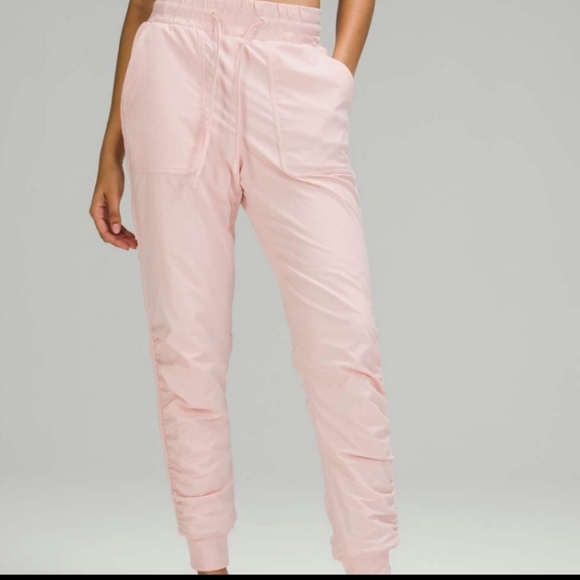 vwest28's tweet photo. So good I had to share! Check out all the items I'm loving on @Poshmarkapp from @LesleyLezkoz1 #poshmark #fashion #style #shopmycloset #lululemonathletica #nike: https://t.co/o72sI3POLa https://t.co/7RzcgPfEku
