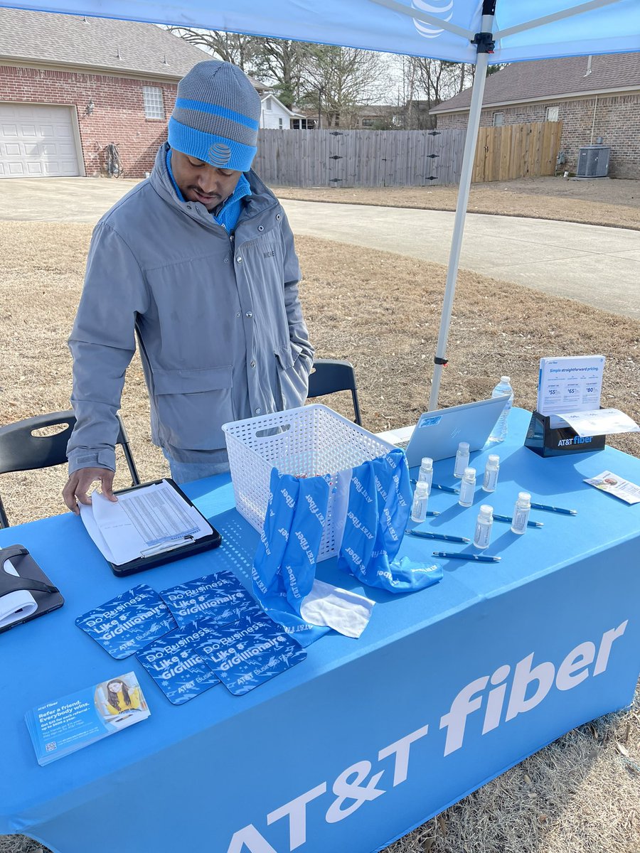 Kings Crossing Community FIBER is HERE!!! We outside, making it happen! Come see us!!! <a href="/fibahhunter501/">Michael Sullivan</a> @SamWadsworthAtt   @ssthefiberqueen <a href="/WesleyKyleNeal/">Wesley Kyle Neal 🌵</a> #fiberevents #kamo