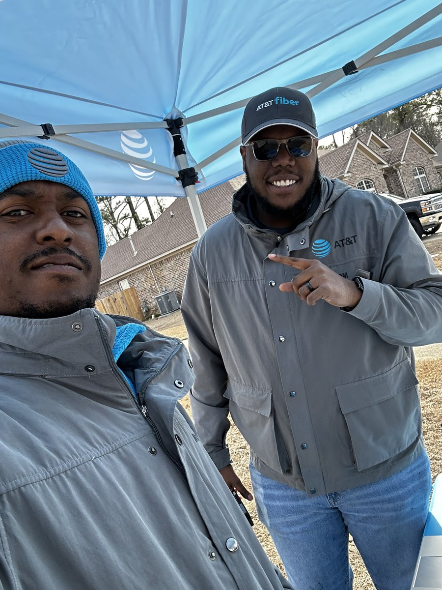 DominiqeW's tweet photo. Kings Crossing Community FIBER is HERE!!! We outside, making it happen! Come see us!!! @fibahhunter501 @SamWadsworthAtt   @ssthefiberqueen @WesleyKyleNeal #fiberevents #kamo https://t.co/l8347lr9cE
