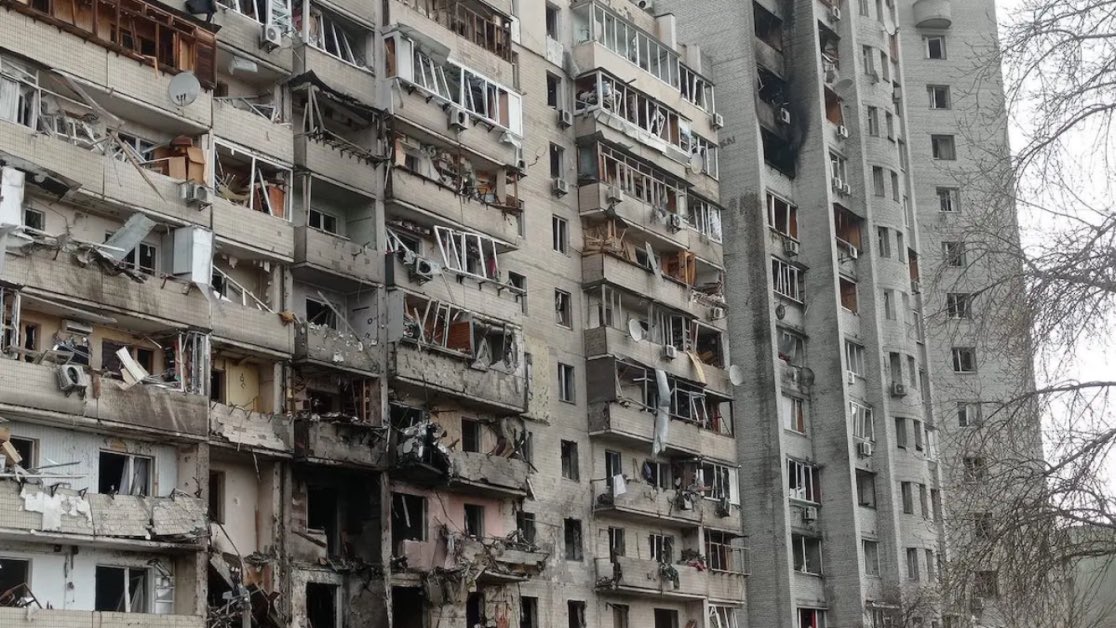 v_stus's tweet image. Перше фото - 25.02.22, уламки збитої  ворожої ракети впали на житловий будинок на Позняках у Києві

Друге фото - 14.01.2023. Те, що нешановний пан Арестович називає "кривою роботою українського ППО"

Бачите різницю? Ось і для мене вона очевидна.
👇