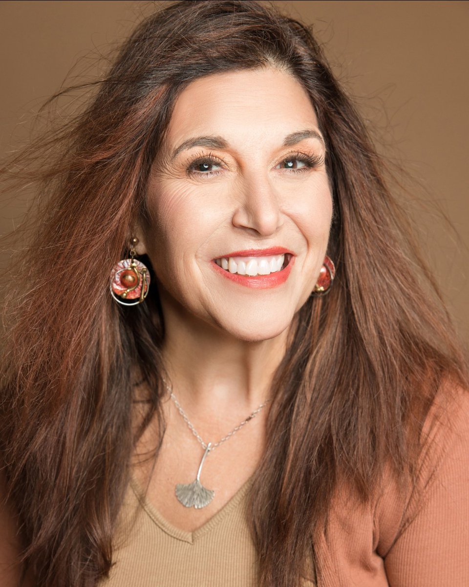 BeccaWoodHaack's tweet photo. Feeling beautiful and confident is easier than you think. We know how to help women of all ages and sizes feel more beautiful and confident in front of the camera. We'll guide you through every step of the process, so you can relax and enjoy your portrait session. https://t.co/hmO0kP66Tq