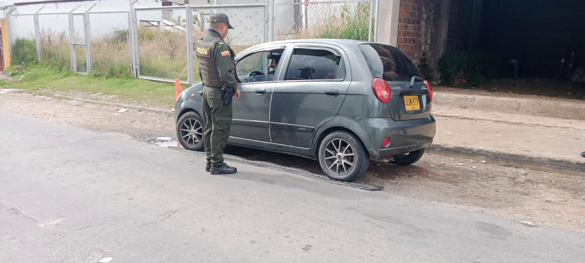 PoliciaPasto's tweet photo. #Encano | Desarrollamos actividades preventivas, solicitud antecedentes vehículos y personas vía principal de nuestro corregimiento garantizando de esta manera #SeguridadCiudadana #DiosYPatria https://t.co/lSDonnYzg1