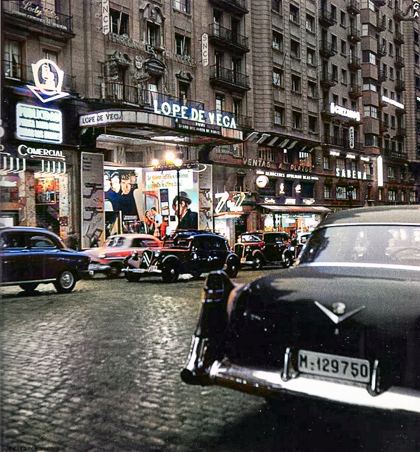 La Gran Vía de noche en la década de 1950.

Fotografía coloreada.