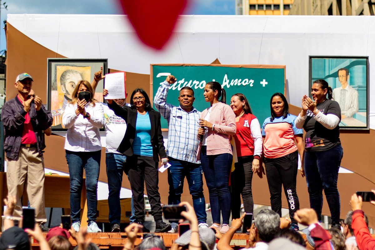 Los maestros y maestras entregaron un conjunto de propuestas al Gobierno Bolivariano, como parte de sus derechos y garantías. (3/3)

<a href="/NicolasMaduro/">Nicolás Maduro</a>
<a href="/delcyrodriguezv/">Delcy Rodríguez</a>
#EducadoresPorLaPatria