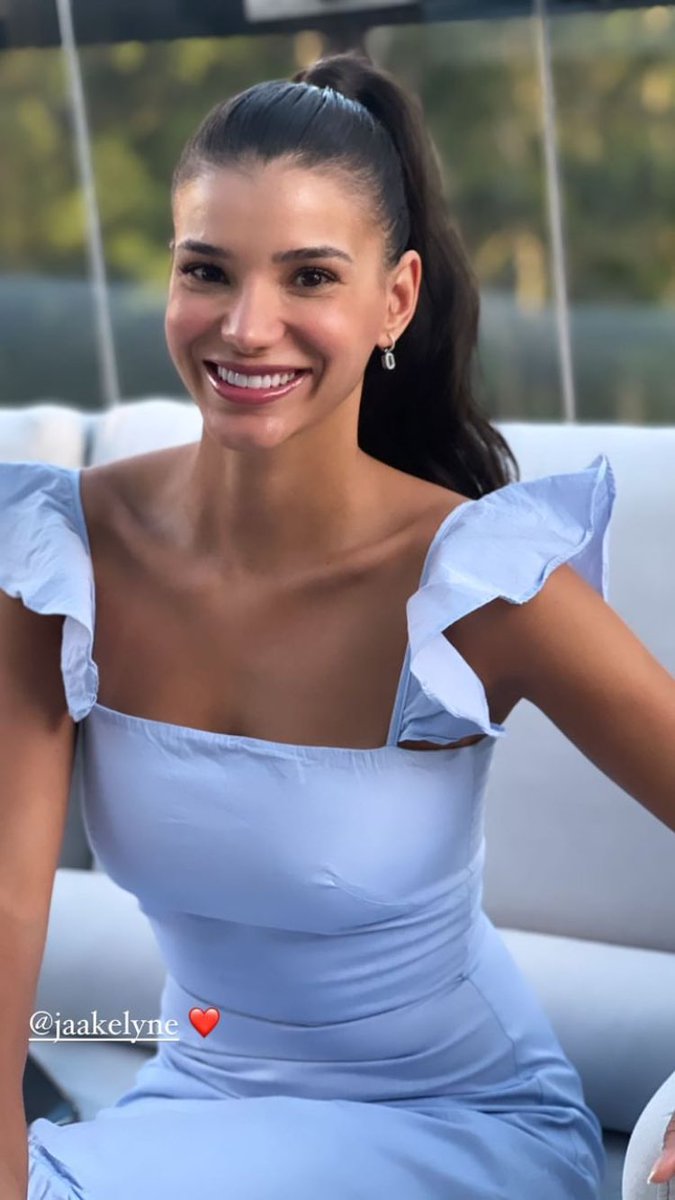 minhailhals's tweet photo. Ela pode tirar fotos com os fotógrafos mas profissionais que existe. Mas as do fotógrafo particular dela sempre serão as mais linda. ✨ 💖 https://t.co/4aVSBVfHYk