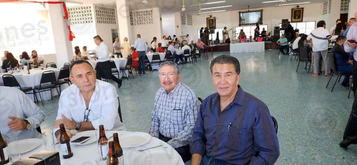 pepeortiz13's tweet photo. #TipsTipsTips
.@HectorYunes y Amadeo, en la comida de cumpleaños de @Marlon_RamirezM
https://t.co/dFjOJ6vUo9 https://t.co/cVFwZDwelc
