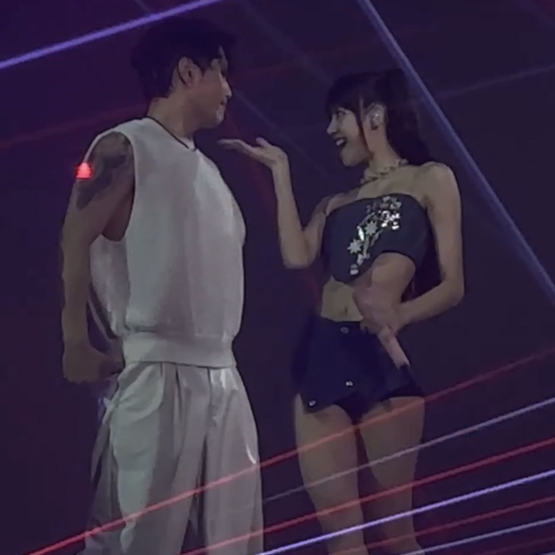 bIackpinkloops's tweet photo. EXCUSE ME LALISA??? https://t.co/F8zoq9VqaB
