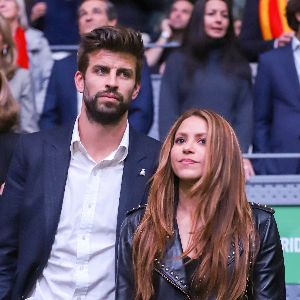 poptime's tweet photo. 🚨 AGORA: Shakira colocou uma bruxa na frente da sua mansão apontada pra casa da ex-sogra e deixou sua nova música tocando em loop no volume mais alto, para que a mãe de Piqué escute sem parar. 🗣 https://t.co/JbGUu4cbtA