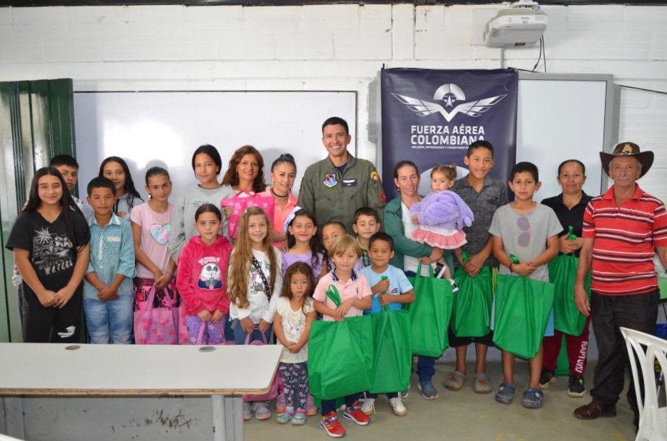FuerzaAereaCol's tweet photo. Más de 30 niños y niñas de la vereda San José, municipio de La Ceja, #Antioquia, recibieron kits escolares de su @FuerzaAereaCol para iniciar el año escolar.

#DaleClic
➡️ https://t.co/ad5CyssDqq

#MiFuerzaAérea🇨🇴 
#SiempreATuLado 
#CACOM5
#HechosConAmor https://t.co/MO9sOlgckY