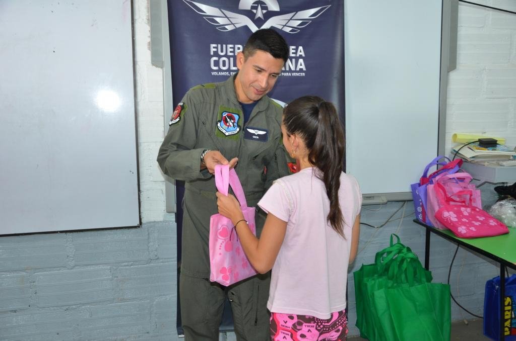 FuerzaAereaCol's tweet photo. Más de 30 niños y niñas de la vereda San José, municipio de La Ceja, #Antioquia, recibieron kits escolares de su @FuerzaAereaCol para iniciar el año escolar.

#DaleClic
➡️ https://t.co/ad5CyssDqq

#MiFuerzaAérea🇨🇴 
#SiempreATuLado 
#CACOM5
#HechosConAmor https://t.co/MO9sOlgckY