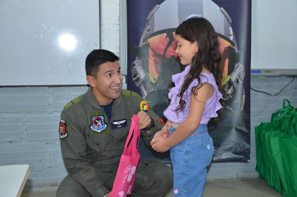 FuerzaAereaCol's tweet photo. Más de 30 niños y niñas de la vereda San José, municipio de La Ceja, #Antioquia, recibieron kits escolares de su @FuerzaAereaCol para iniciar el año escolar.

#DaleClic
➡️ https://t.co/ad5CyssDqq

#MiFuerzaAérea🇨🇴 
#SiempreATuLado 
#CACOM5
#HechosConAmor https://t.co/MO9sOlgckY