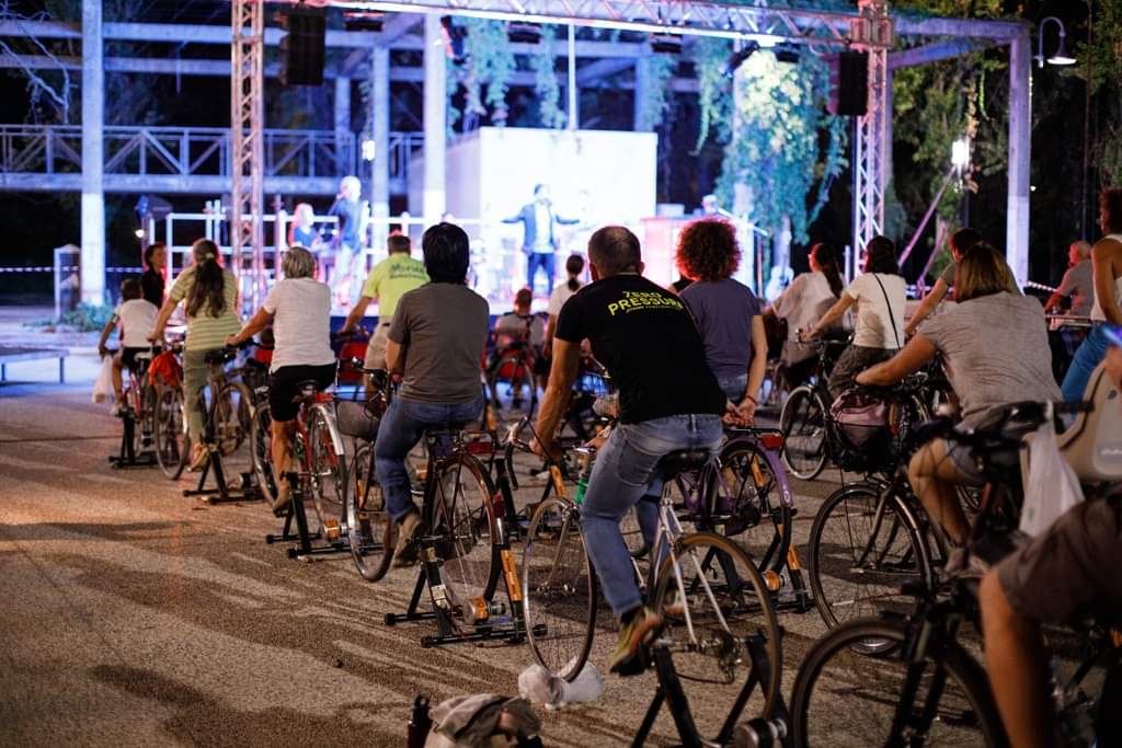 TimisoaraPinto's tweet photo. #Procida2022 chiude con il #palcoapedali dei @tetesdebois, tanti ospiti, da @giovannitruppi a @BossoFabrizio.
@AgostinoRiitano: "un #ecoconcerto nel segno della sostenibilità ambientale e del ruolo attivo della comunità nei confronti della cultura" #15gennaio
#GrRai https://t.co/peDu18Oxfa
