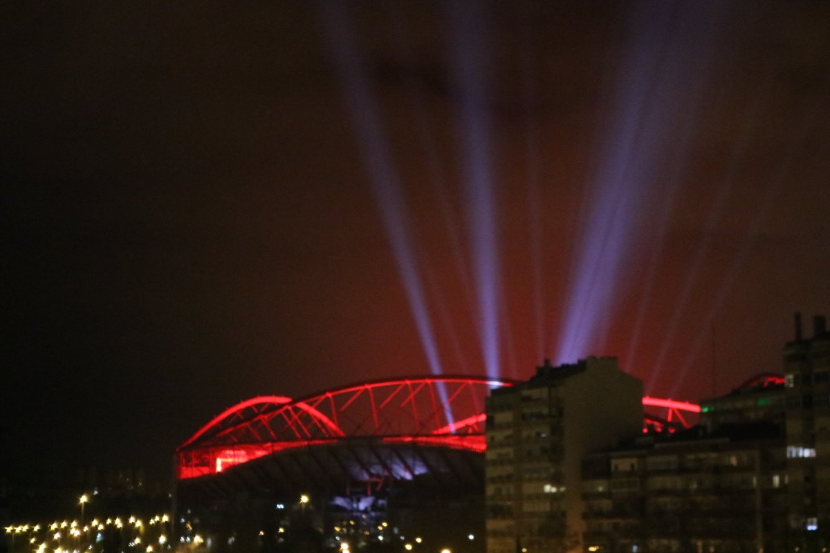 A imagem da noite. Podem curtir e retuitar a vontade. É lindo <a href="/SLBenfica/">SL Benfica</a>