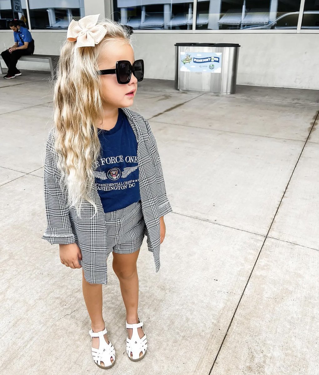 GerryCallahan's tweet photo. Imagine if this beautiful child were your flesh and blood but you pretended she didn't exist because her mother was a stripper and her father is a worthless crackhead. The Bidens are horrible people. https://t.co/CjtmvPzCSc