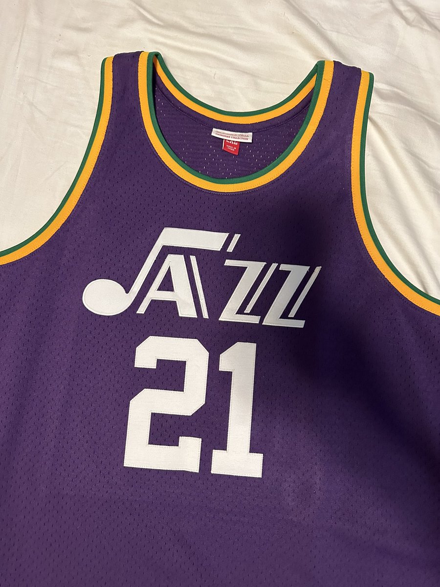 tuckhunsake's tweet photo. Hi @RyanQualtrics !! Any chance you could help me get this signed tonight? I had it custom made a while ago. I’m a huge fan of Truck and getting his autograph would be a huge help to my goal of collecting my all time 50 favorite Jazz players jerseys😊 #TakeNote https://t.co/TOKiYcQVo1