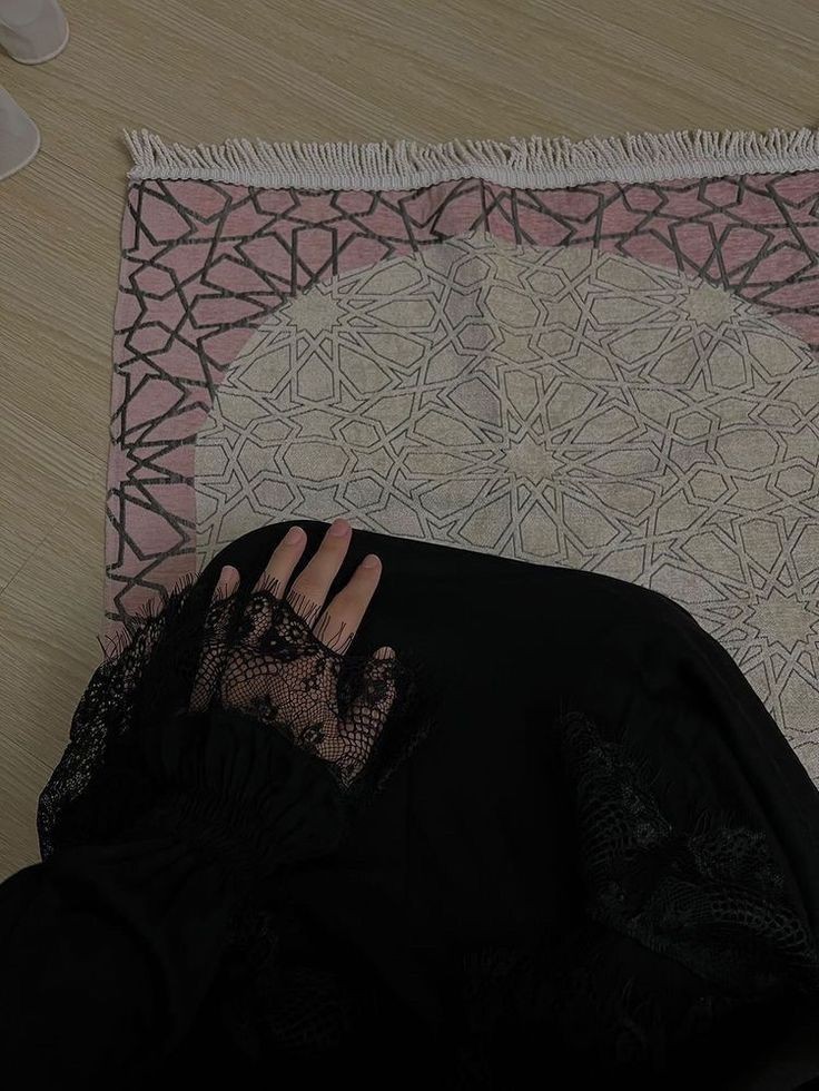 يُظلم #الليل ، وتهدأ الأنفُس ، وتنام الأعيُن ، ويبقى نور السماوات والأرض ، يستجيب لمن دعا ، ويغفر لمن استغفر ، ويُعطي من سأل ✨♥️