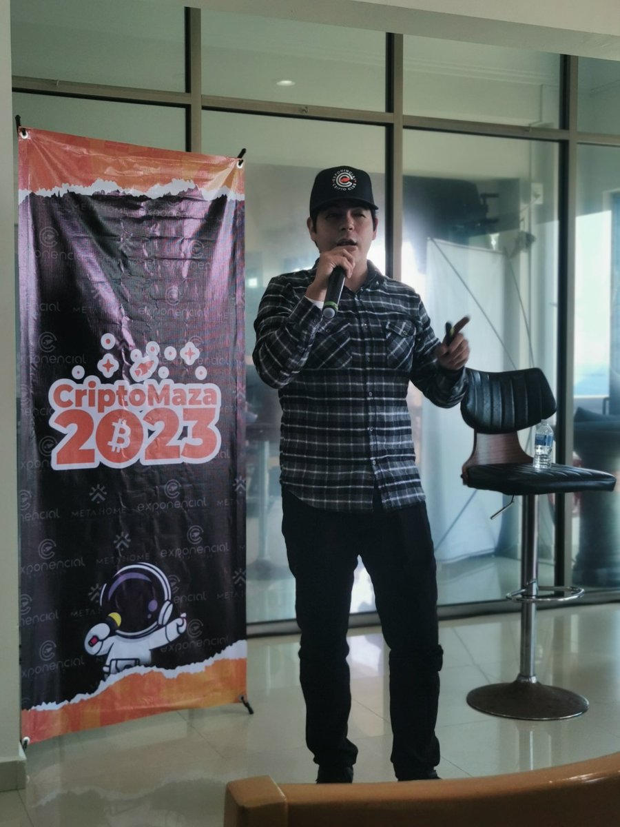 meximalist's tweet image. 6/ @alansicairos_ nos platica del super poder de las comunidades en #criptomaza2023 de @ExponencialCC