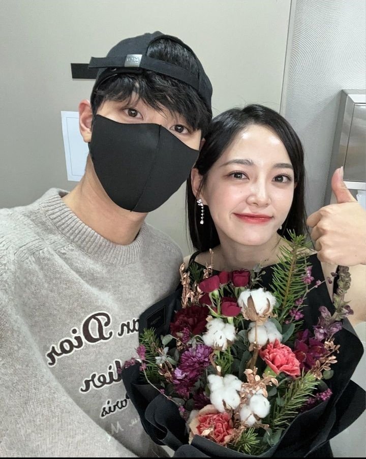 Sejeong's message to Hyoseop: 
"Let's act and dream together for a long time." 

Hyojeong few months later: