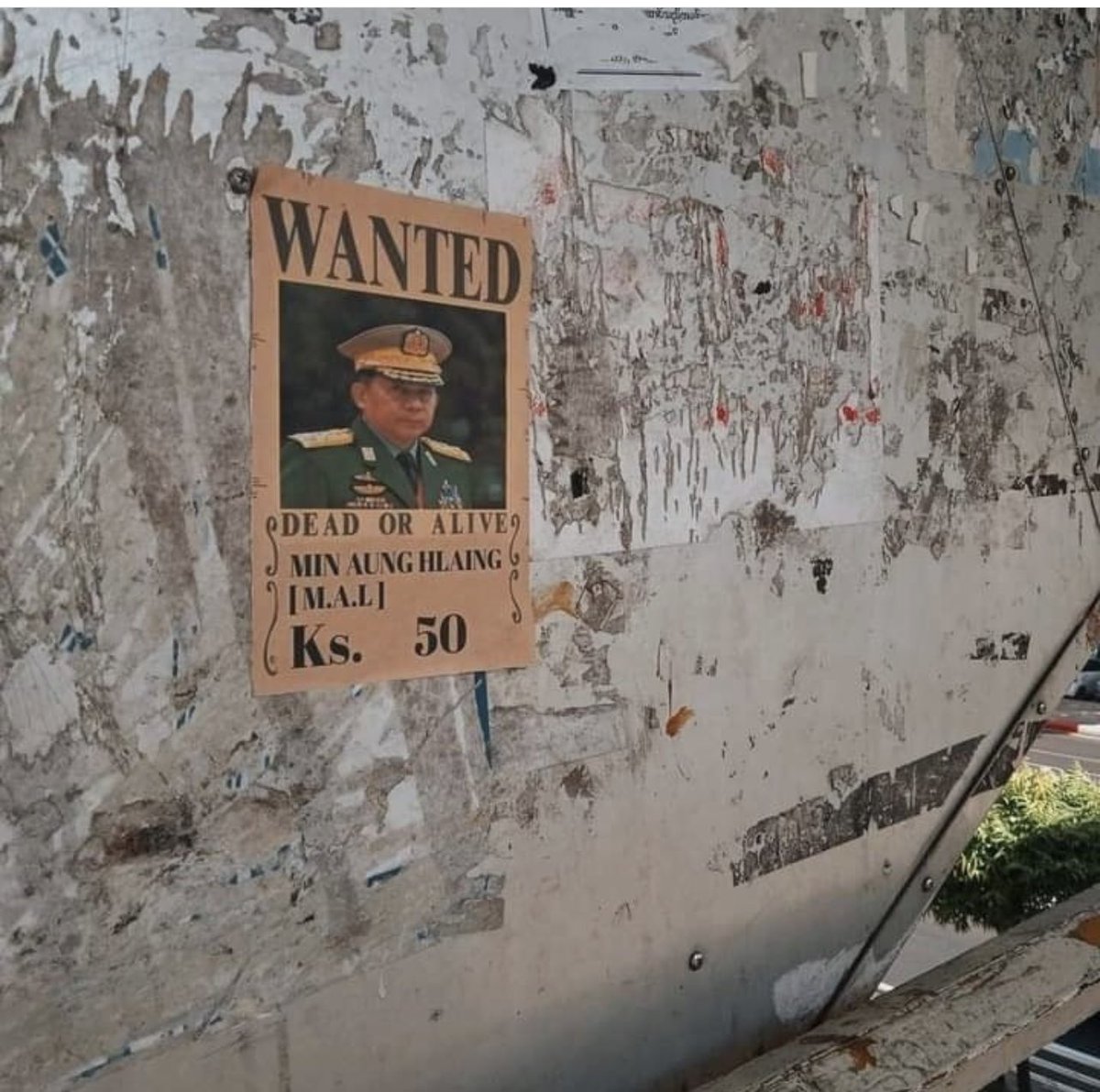 akmoe2's tweet photo. People in Myanmar do not give up. Different day, different locations and different form and shape of revolution.The photo of Junta’s leader with a  “WANTED” sign of reward 50 MMK =  0.024  cent USD is posted in some locations of Yangon on 14 Jan 2023. https://t.co/oOwl5skxzC