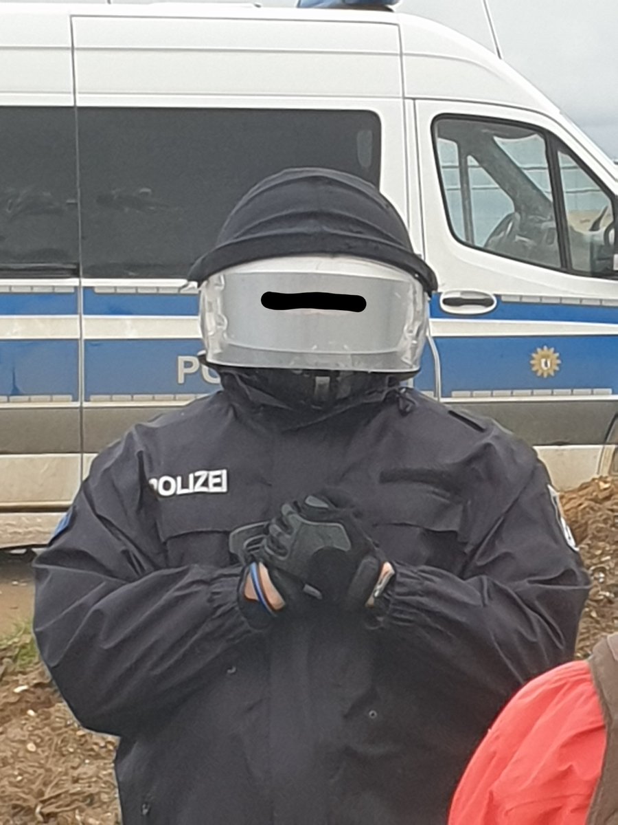 Cop mit thin blue line Armband in #Lützerath, aber klar, alles ganz normale Leute Querschnitt der Gesellschaft und überhaupt keine Rechten mit teilweise faschistoidem Gedankengut/blue lives matters Anhänger oder so
Wer das Symbol nicht kennt, hier der Link
de.m.wikipedia.org/wiki/Thin_Blue…