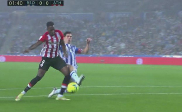 AthleticXtra's tweet photo. Primera imagen: No se pitó penalti.
Segunda imagen: No se sacó roja.
Tercera imagen: Penalti y expulsión. https://t.co/mTG7ZD0OFU