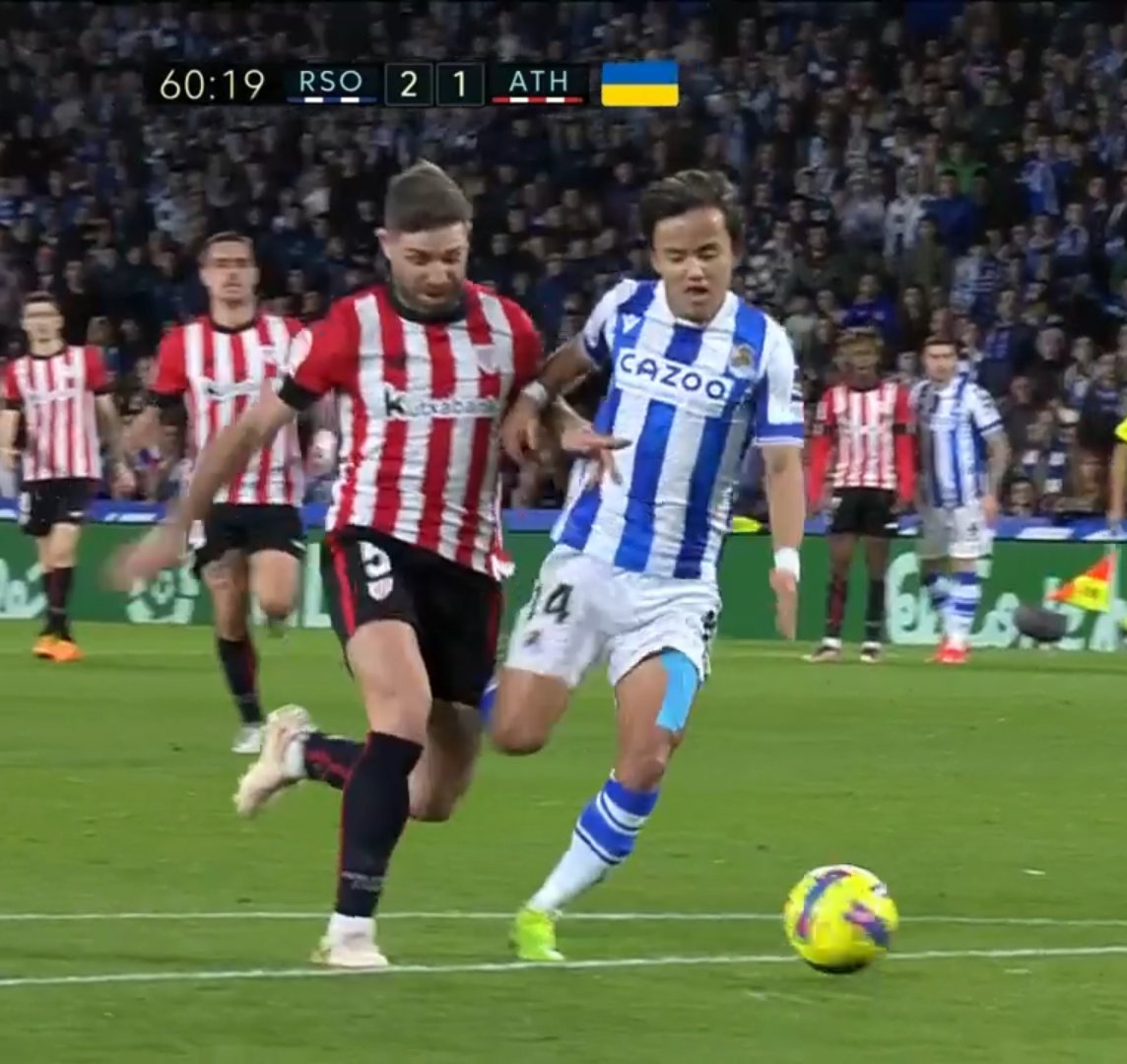AthleticXtra's tweet photo. 👀 La única vez que 'toca' Yeray a Kubo ES FUERA DEL ÁREA. No vuelven a tocarse... y el japonés se tira. https://t.co/MtZEvJZlAt