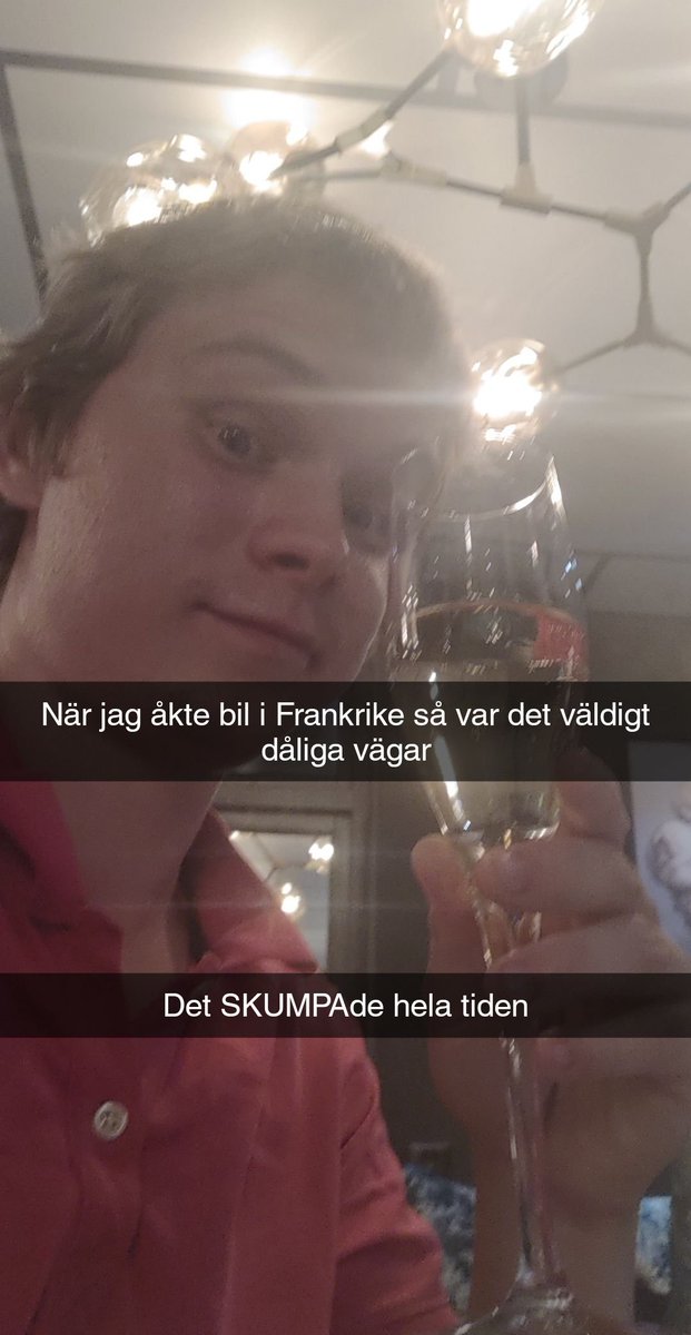 Macrasse's tweet photo. Nu är jag på gång här nu är det väl typ 4 dagar i rad? Men för lite mer rutin så följ Macrasse på Snapchat där är det inte en missad dag på 3 år. #macrasse #dadjokes #pappaskämt #dagensskämt #skämt #jokeoftheday #jokes #joke #pun #Frankrike #skumpa #Champagne https://t.co/8bfjjeoYPL