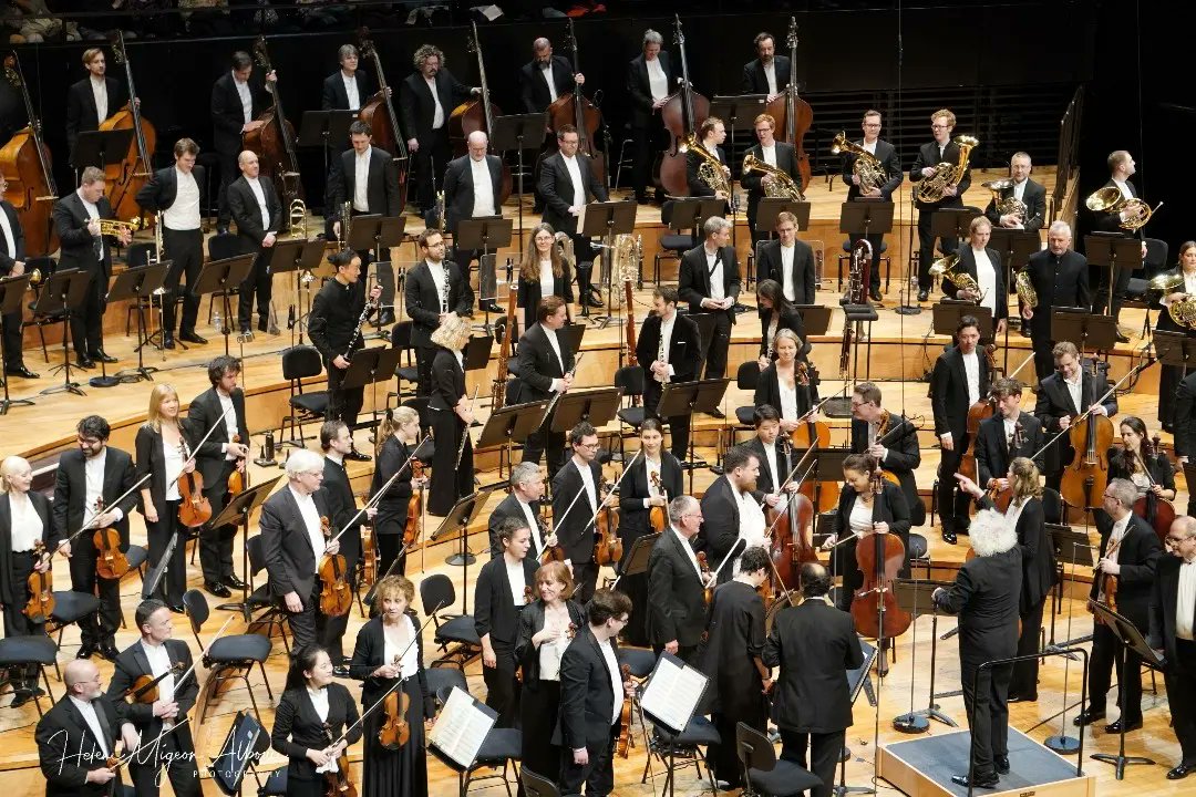 helene_mahln's tweet photo. 🎶 Bravo and thank you @londonsymphony #orchestra conducted by @SirSimonRattle for this first #concert of the weekend, tonight at the @philharmonie de #Paris ! 👏👏👏
#Sibelius #Bruckner #Symphony7
📷 @helene_mahln - 2023 jan.14
#ClassicalMusic https://t.co/o3PSuxoh36