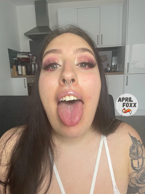 1 pic. Where would you cum? Face or tits? ? https://t.co/zXGzey7w0X