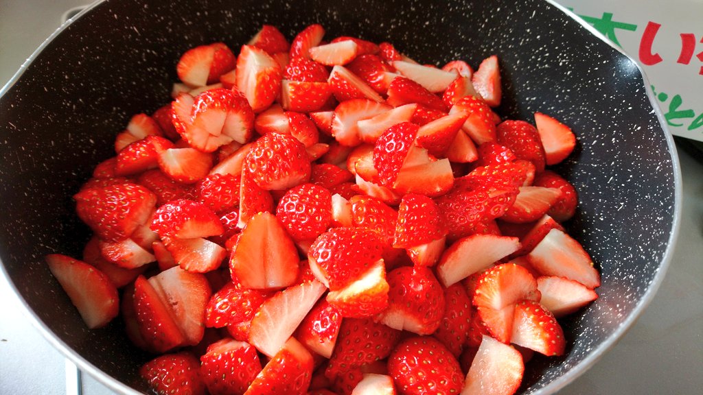 作ってみた 🔯苺みるく 苺を切って鍋にポイ 苺に砂糖をかけて一時間放置 ジャムにならない様気を付けて煮詰めてコンフィチュールの出来上がり✨