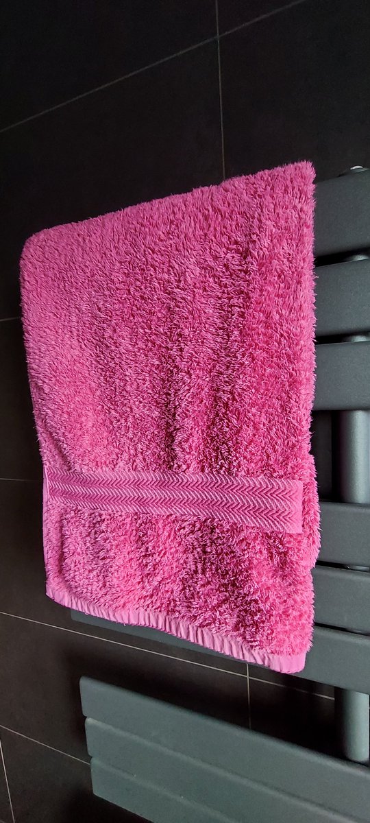 When bathing, does anyone have a particular or favourite bath towel they like to use more than others? 

I do. Weird or unusual? Most definitely 😂 

Mine is vintage, super soft and super fluffy. They don't make them like they used to! 
#pinktowel #bathtowel #towelfetish