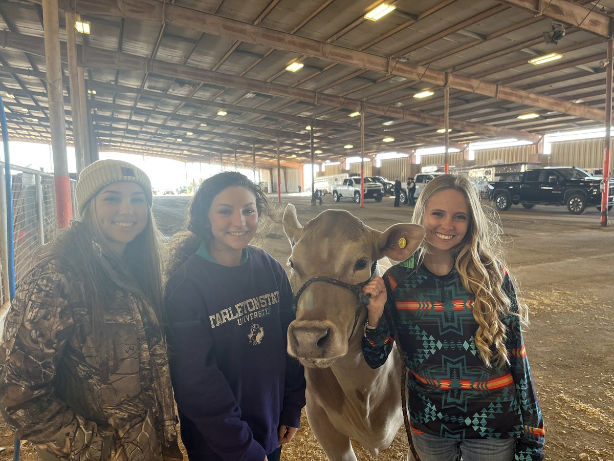 HawkNationHHS's tweet image. Great to see Charlie and all of the Hendrickson FFA kids competing at the Travis County Youth Show. Can wait to see all of the results. @pfisd.