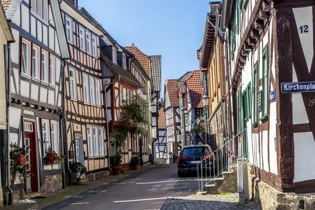Die Kleinstadt Lich, Landkreis Gießen. 

Ist ein 13000 Einwohner
Stadt mit einem historischen Stadtkern voller Fachwerkhäuser. Die Altstadt Lichs gilt als einer der schönsten Altstädte Hessens.