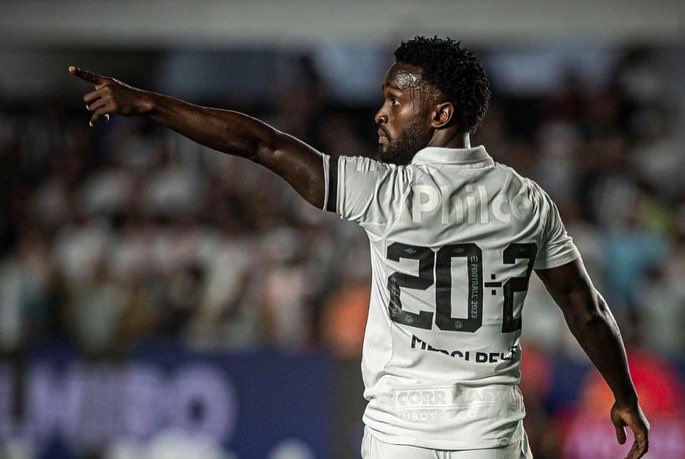 Muito feliz em estrear com uma vitória na nossa casa. Parabéns a todo grupo pela dedicação e entrega até o fim para conquistar o resultado. Vamos, <a href="/SantosFC/">Santos FC</a> !👊🏾💪🏾

📸: @andeliraph 
@c2sportss