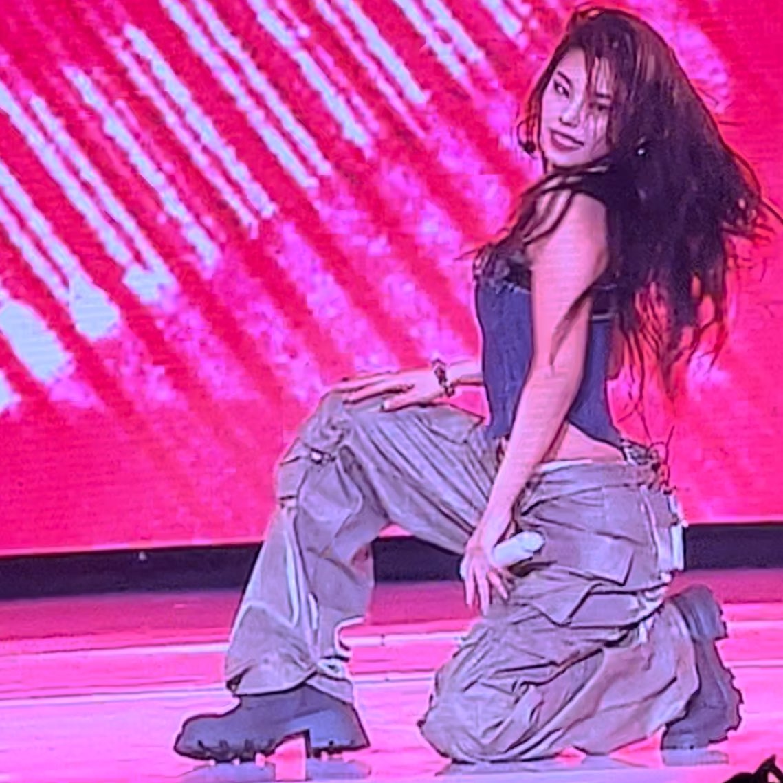 FIVEOFITZY's tweet photo. HWANG YEJI IS HOTTER THAN HELL 😮‍💨 https://t.co/2OMAoJfVXD